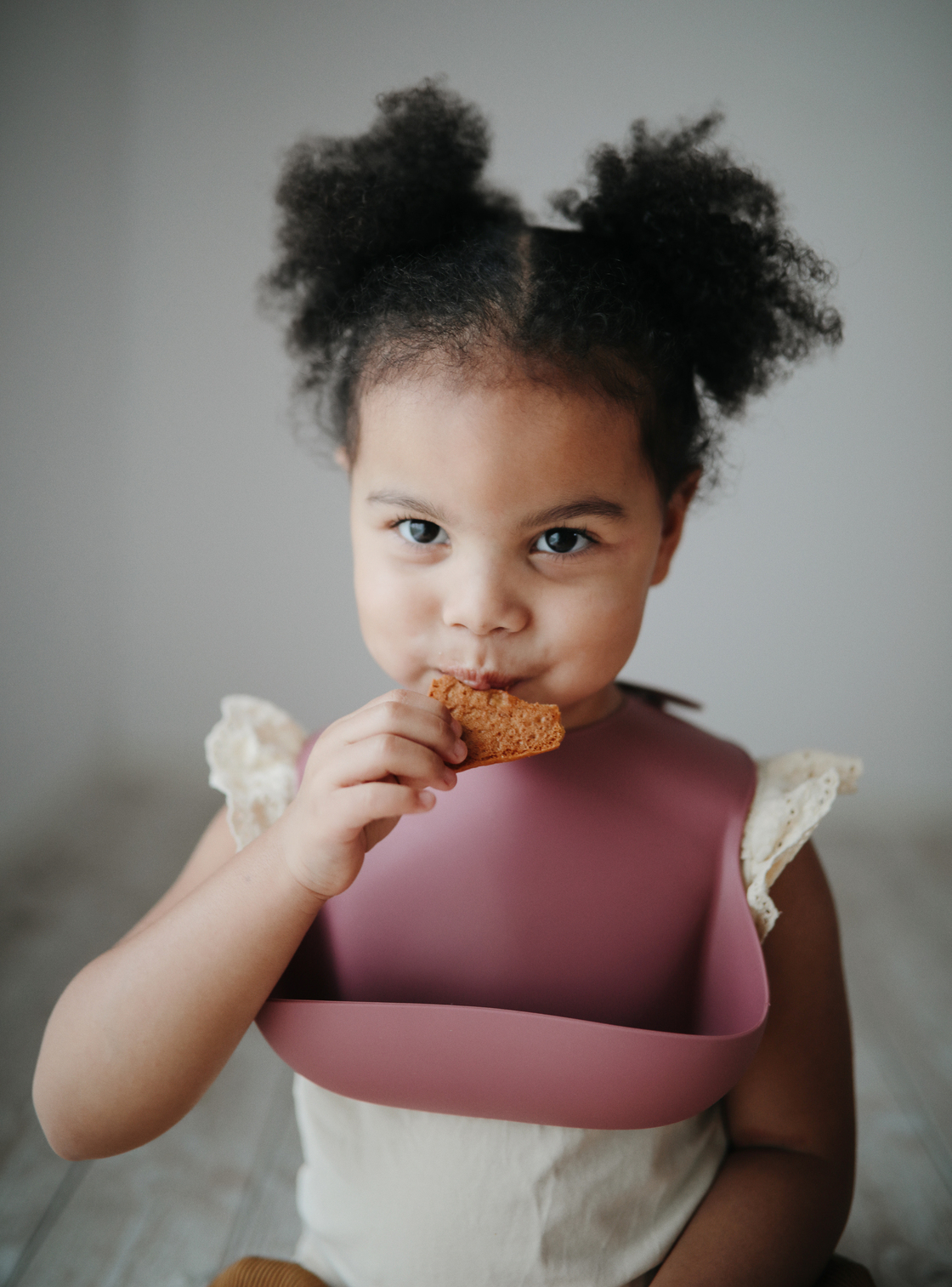 MUSHIE - Mushie Σαλιάρα Σιλικόνης Warm Taupe